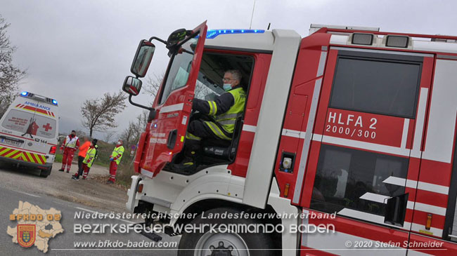 20201126 Schwerer Verkehrsunfall auf der LB210 im Freilandgebiet Traiskirchen-Tribuswinkel   Foto:  Stefan Schneider BFKDO BADEN