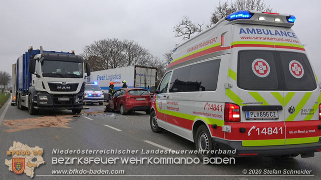 20201126 Schwerer Verkehrsunfall auf der LB210 im Freilandgebiet Traiskirchen-Tribuswinkel   Foto:  Stefan Schneider BFKDO BADEN