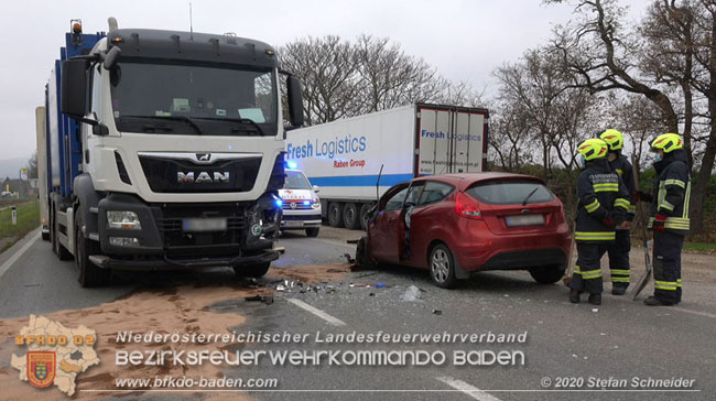 20201126 Schwerer Verkehrsunfall auf der LB210 im Freilandgebiet Traiskirchen-Tribuswinkel   Foto:  Stefan Schneider BFKDO BADEN