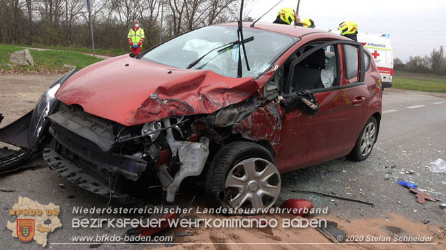 20201126 Schwerer Verkehrsunfall auf der LB210 im Freilandgebiet Traiskirchen-Tribuswinkel   Foto:  Stefan Schneider BFKDO BADEN