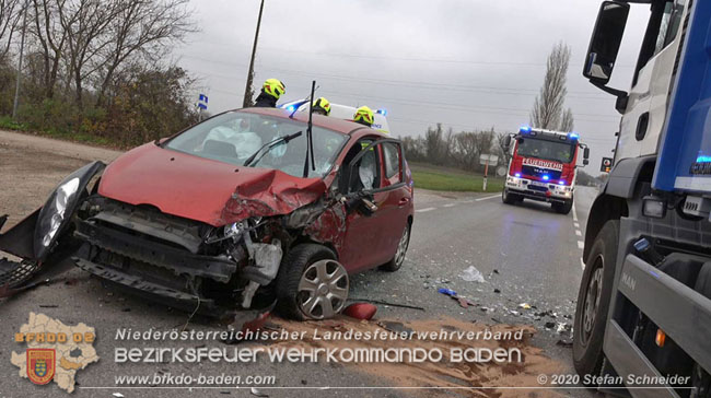 20201126 Schwerer Verkehrsunfall auf der LB210 im Freilandgebiet Traiskirchen-Tribuswinkel   Foto:  Stefan Schneider BFKDO BADEN