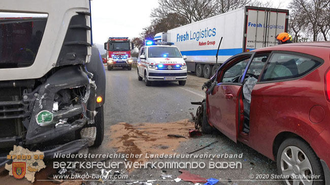 20201126 Schwerer Verkehrsunfall auf der LB210 im Freilandgebiet Traiskirchen-Tribuswinkel   Foto:  Stefan Schneider BFKDO BADEN