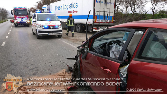 20201126 Schwerer Verkehrsunfall auf der LB210 im Freilandgebiet Traiskirchen-Tribuswinkel   Foto:  Stefan Schneider BFKDO BADEN