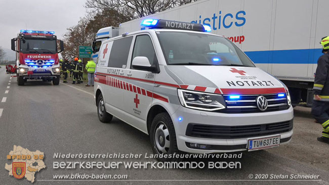 20201126 Schwerer Verkehrsunfall auf der LB210 im Freilandgebiet Traiskirchen-Tribuswinkel   Foto:  Stefan Schneider BFKDO BADEN