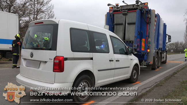 20201126 Schwerer Verkehrsunfall auf der LB210 im Freilandgebiet Traiskirchen-Tribuswinkel   Foto:  Stefan Schneider BFKDO BADEN