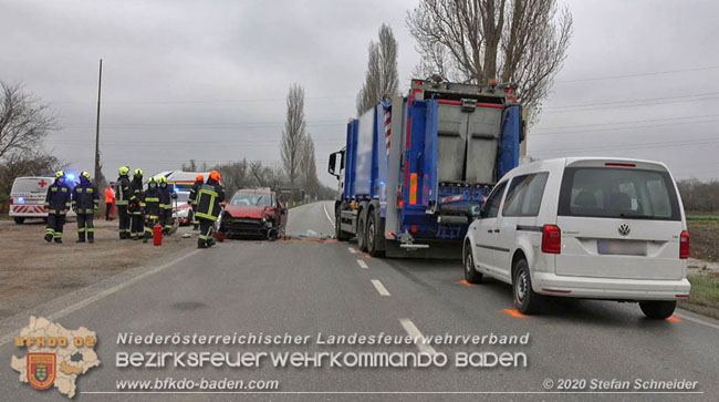 20201126 Schwerer Verkehrsunfall auf der LB210 im Freilandgebiet Traiskirchen-Tribuswinkel   Foto:  Stefan Schneider BFKDO BADEN