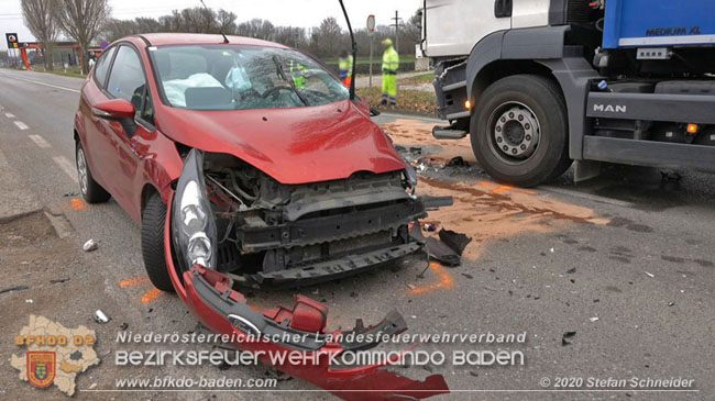 20201126 Schwerer Verkehrsunfall auf der LB210 im Freilandgebiet Traiskirchen-Tribuswinkel   Foto:  Stefan Schneider BFKDO BADEN