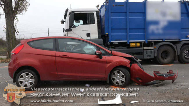 20201126 Schwerer Verkehrsunfall auf der LB210 im Freilandgebiet Traiskirchen-Tribuswinkel   Foto:  Stefan Schneider BFKDO BADEN