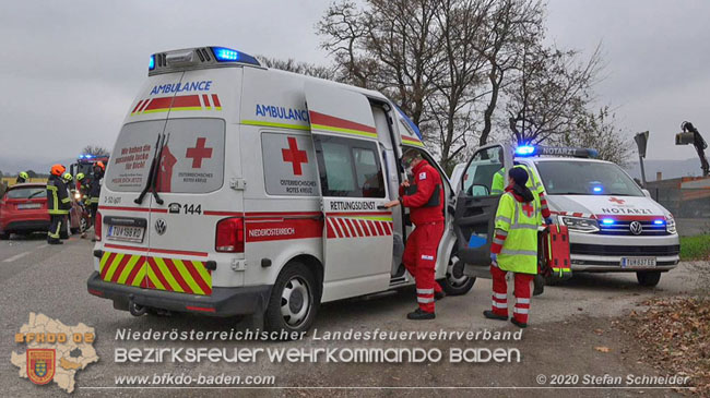 20201126 Schwerer Verkehrsunfall auf der LB210 im Freilandgebiet Traiskirchen-Tribuswinkel   Foto:  Stefan Schneider BFKDO BADEN