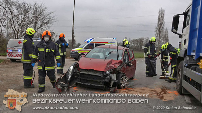 20201126 Schwerer Verkehrsunfall auf der LB210 im Freilandgebiet Traiskirchen-Tribuswinkel   Foto:  Stefan Schneider BFKDO BADEN