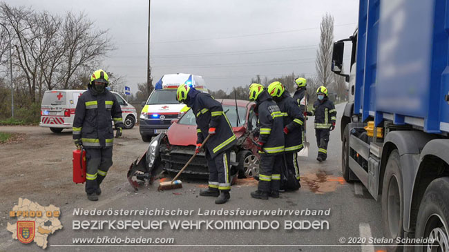 20201126 Schwerer Verkehrsunfall auf der LB210 im Freilandgebiet Traiskirchen-Tribuswinkel   Foto:  Stefan Schneider BFKDO BADEN