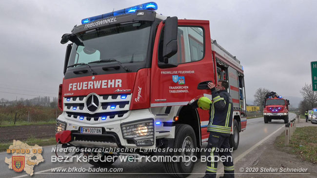 20201126 Schwerer Verkehrsunfall auf der LB210 im Freilandgebiet Traiskirchen-Tribuswinkel   Foto:  Stefan Schneider BFKDO BADEN