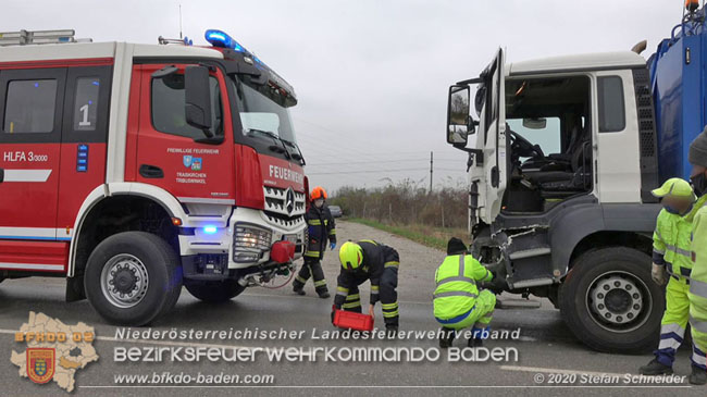 20201126 Schwerer Verkehrsunfall auf der LB210 im Freilandgebiet Traiskirchen-Tribuswinkel   Foto:  Stefan Schneider BFKDO BADEN