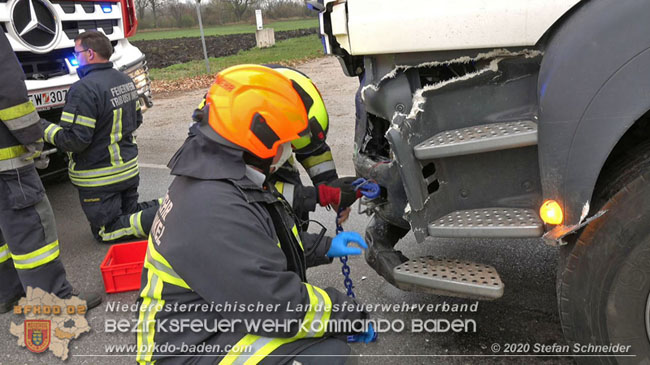 20201126 Schwerer Verkehrsunfall auf der LB210 im Freilandgebiet Traiskirchen-Tribuswinkel   Foto:  Stefan Schneider BFKDO BADEN