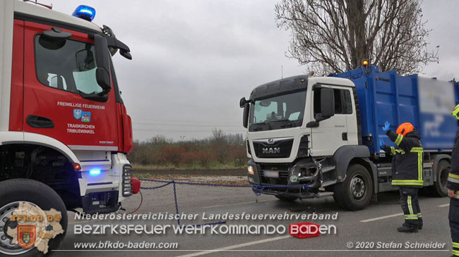 20201126 Schwerer Verkehrsunfall auf der LB210 im Freilandgebiet Traiskirchen-Tribuswinkel   Foto:  Stefan Schneider BFKDO BADEN