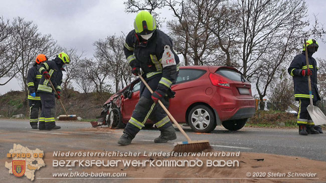 20201126 Schwerer Verkehrsunfall auf der LB210 im Freilandgebiet Traiskirchen-Tribuswinkel   Foto:  Stefan Schneider BFKDO BADEN