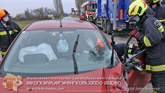 20201126 Schwerer Verkehrsunfall auf der LB210 im Freilandgebiet Traiskirchen-Tribuswinkel   Foto:  Stefan Schneider BFKDO BADEN