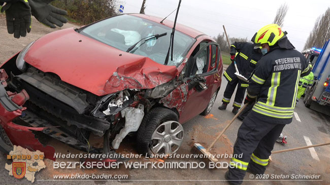 20201126 Schwerer Verkehrsunfall auf der LB210 im Freilandgebiet Traiskirchen-Tribuswinkel   Foto:  Stefan Schneider BFKDO BADEN