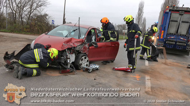 20201126 Schwerer Verkehrsunfall auf der LB210 im Freilandgebiet Traiskirchen-Tribuswinkel   Foto:  Stefan Schneider BFKDO BADEN