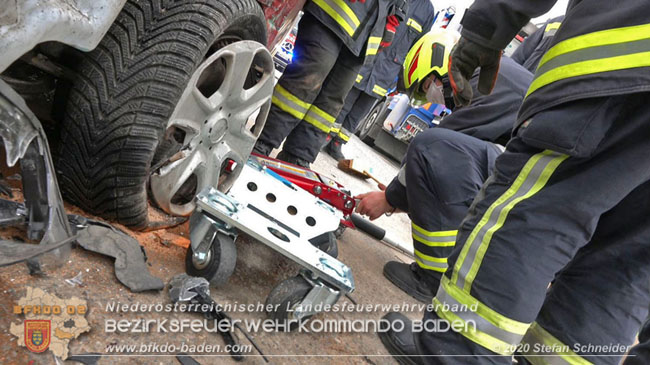 20201126 Schwerer Verkehrsunfall auf der LB210 im Freilandgebiet Traiskirchen-Tribuswinkel   Foto:  Stefan Schneider BFKDO BADEN