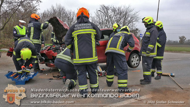 20201126 Schwerer Verkehrsunfall auf der LB210 im Freilandgebiet Traiskirchen-Tribuswinkel   Foto:  Stefan Schneider BFKDO BADEN