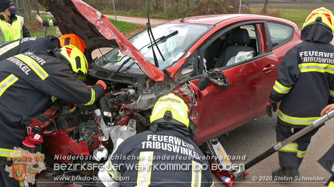 20201126 Schwerer Verkehrsunfall auf der LB210 im Freilandgebiet Traiskirchen-Tribuswinkel   Foto:  Stefan Schneider BFKDO BADEN