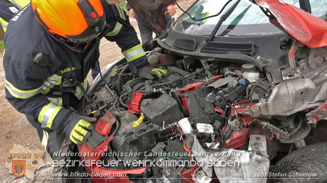 20201126 Schwerer Verkehrsunfall auf der LB210 im Freilandgebiet Traiskirchen-Tribuswinkel   Foto:  Stefan Schneider BFKDO BADEN