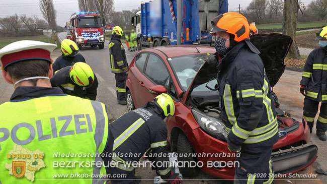 20201126 Schwerer Verkehrsunfall auf der LB210 im Freilandgebiet Traiskirchen-Tribuswinkel   Foto:  Stefan Schneider BFKDO BADEN