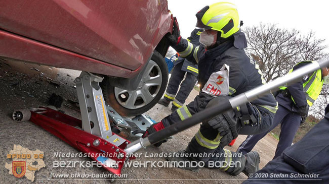 20201126 Schwerer Verkehrsunfall auf der LB210 im Freilandgebiet Traiskirchen-Tribuswinkel   Foto:  Stefan Schneider BFKDO BADEN