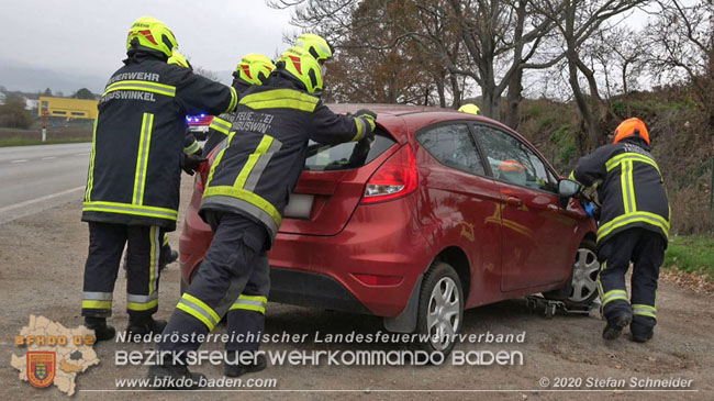 20201126 Schwerer Verkehrsunfall auf der LB210 im Freilandgebiet Traiskirchen-Tribuswinkel   Foto:  Stefan Schneider BFKDO BADEN