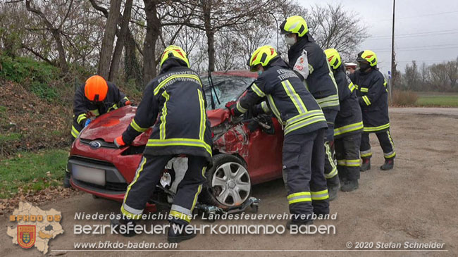 20201126 Schwerer Verkehrsunfall auf der LB210 im Freilandgebiet Traiskirchen-Tribuswinkel   Foto:  Stefan Schneider BFKDO BADEN