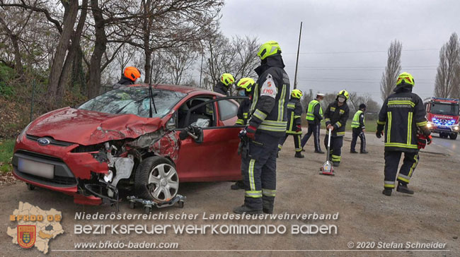 20201126 Schwerer Verkehrsunfall auf der LB210 im Freilandgebiet Traiskirchen-Tribuswinkel   Foto:  Stefan Schneider BFKDO BADEN