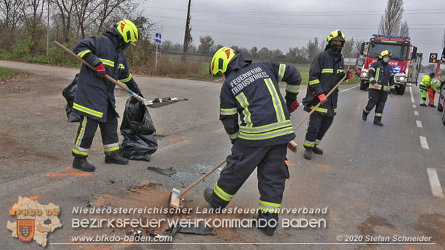 20201126 Schwerer Verkehrsunfall auf der LB210 im Freilandgebiet Traiskirchen-Tribuswinkel   Foto:  Stefan Schneider BFKDO BADEN