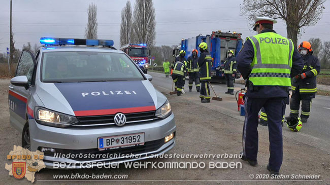 20201126 Schwerer Verkehrsunfall auf der LB210 im Freilandgebiet Traiskirchen-Tribuswinkel   Foto:  Stefan Schneider BFKDO BADEN