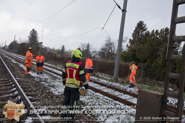 20201204 Sperre der Pottendorfer Linie nach Unfall mit Lkw in Mitterndorf/Fischa  Foto: © Stefan Schneider BFKDO BADEN