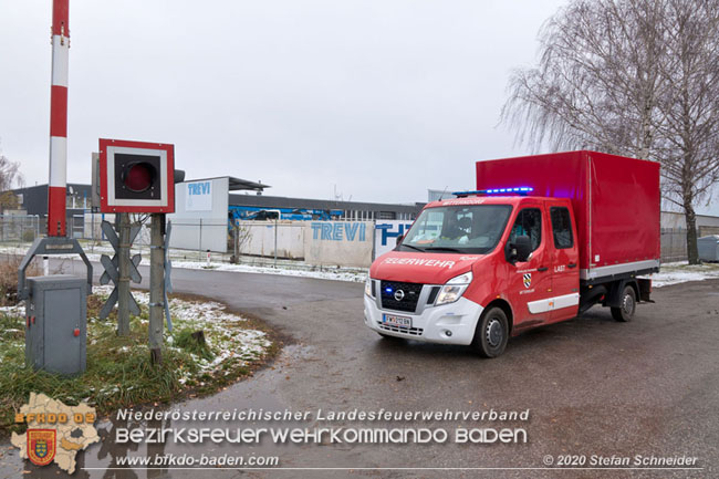 20201204 Sperre der Pottendorfer Linie nach Unfall mit Lkw in Mitterndorf/Fischa  Foto: © Stefan Schneider BFKDO BADEN