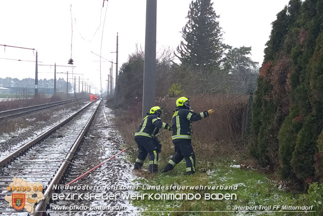20201204 Sperre der Pottendorfer Linie nach Unfall mit Lkw in Mitterndorf/Fischa  Foto: © Herbert Troll FF Mitterndorf/Fischa
