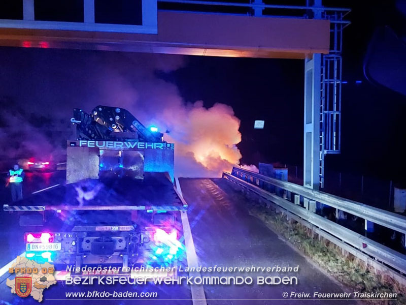 20201216 Fahrzeugbrand auf der A2 zwischen Traiskirchen und Knoten Guntramsdorf   Foto:  Freiwillige Feuerwehr Traiskirchen-Stadt