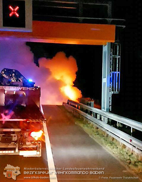 20201216 Fahrzeugbrand auf der A2 zwischen Traiskirchen und Knoten Guntramsdorf   Foto:  Freiwillige Feuerwehr Traiskirchen-Stadt