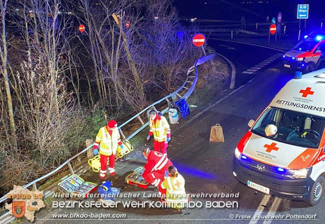20201220 Verkehrsunfall auf der LB60 zwischen Weigelsdorf und Pottendorf  Fotos:  Freiwillige Feuerwehr Pottendorf