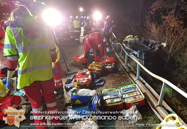 20201220 Verkehrsunfall auf der LB60 zwischen Weigelsdorf und Pottendorf  Fotos:  Freiwillige Feuerwehr Pottendorf