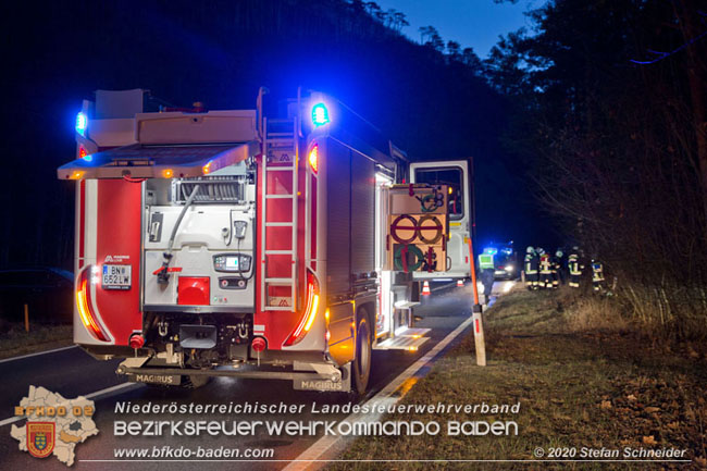 20201229 Verkehrsunfall auf glatter Fahrbahn B210 Helenental-Siegenfeld  Foto:  Stefan Schneider