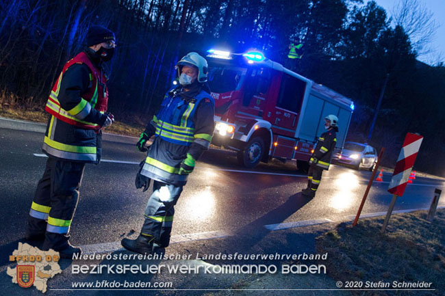 20201229 Verkehrsunfall auf glatter Fahrbahn B210 Helenental-Siegenfeld  Foto:  Stefan Schneider