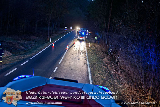 20201229 Verkehrsunfall auf glatter Fahrbahn B210 Helenental-Siegenfeld  Foto:  Stefan Schneider