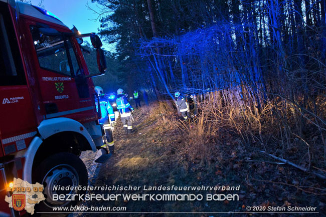 20201229 Verkehrsunfall auf glatter Fahrbahn B210 Helenental-Siegenfeld  Foto:  Stefan Schneider