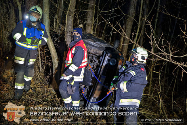 20201229 Verkehrsunfall auf glatter Fahrbahn B210 Helenental-Siegenfeld  Foto:  Stefan Schneider