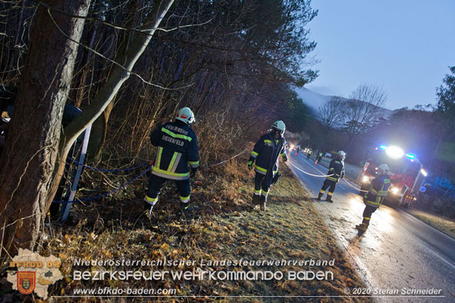 20201229 Verkehrsunfall auf glatter Fahrbahn B210 Helenental-Siegenfeld  Foto:  Stefan Schneider