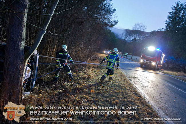 20201229 Verkehrsunfall auf glatter Fahrbahn B210 Helenental-Siegenfeld  Foto:  Stefan Schneider