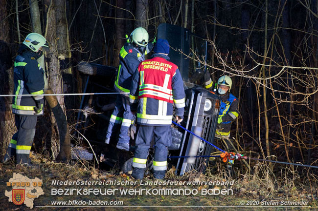 20201229 Verkehrsunfall auf glatter Fahrbahn B210 Helenental-Siegenfeld  Foto:  Stefan Schneider