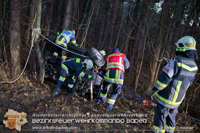 20201229 Verkehrsunfall auf glatter Fahrbahn B210 Helenental-Siegenfeld  Foto:  Stefan Schneider